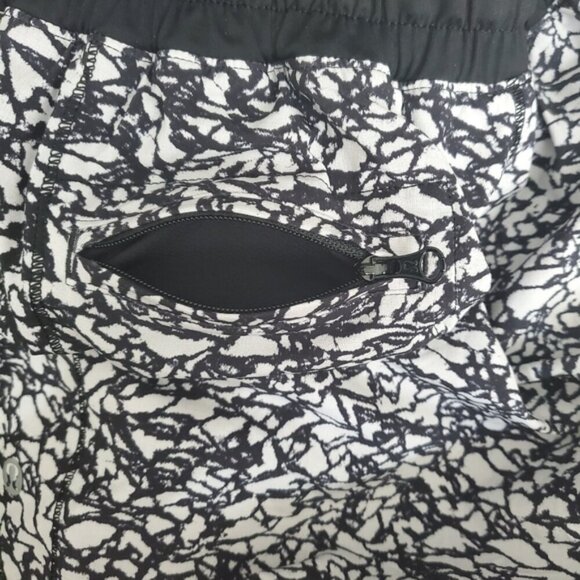 Lululemon Ice Breaker White Black Hotty Hot Shorts Size 6 - Picture 9 of 11